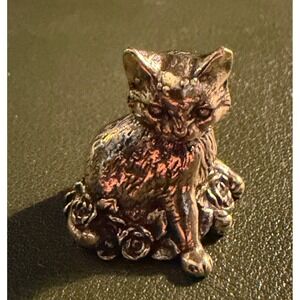 Cat Brass Sitting Cat Figurine Surrounded by‎ Flowers Floral Figure